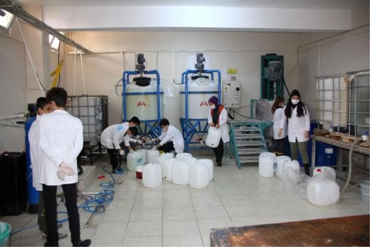 Hatay\'da lise öğrencileri, günde 10 ton dezenfektan üretiyor