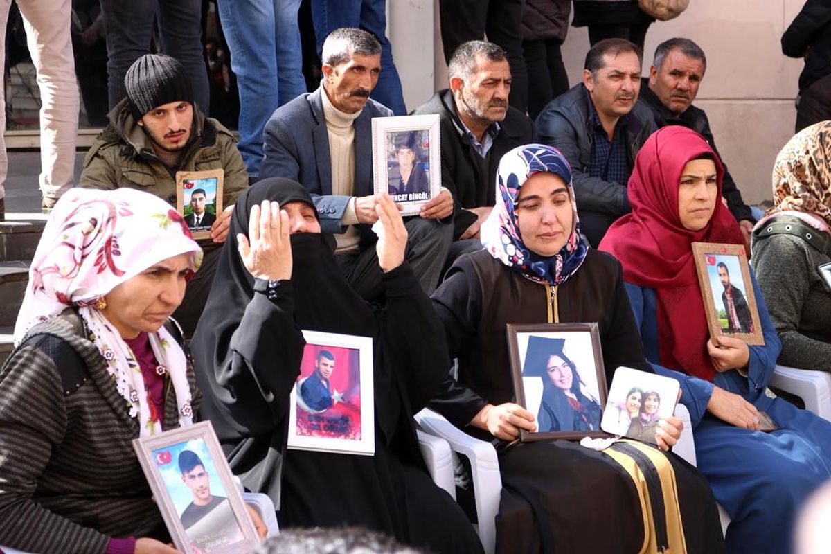 HDP önündeki ailelerin evlat nöbeti 201\'inci gününde