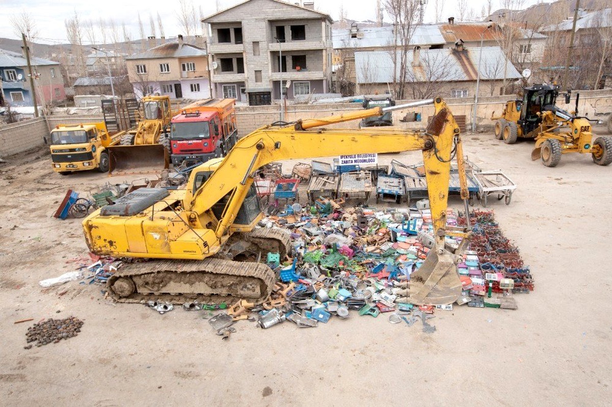 Hileli ve bozuk teraziler iş makinasıyla imha edildi