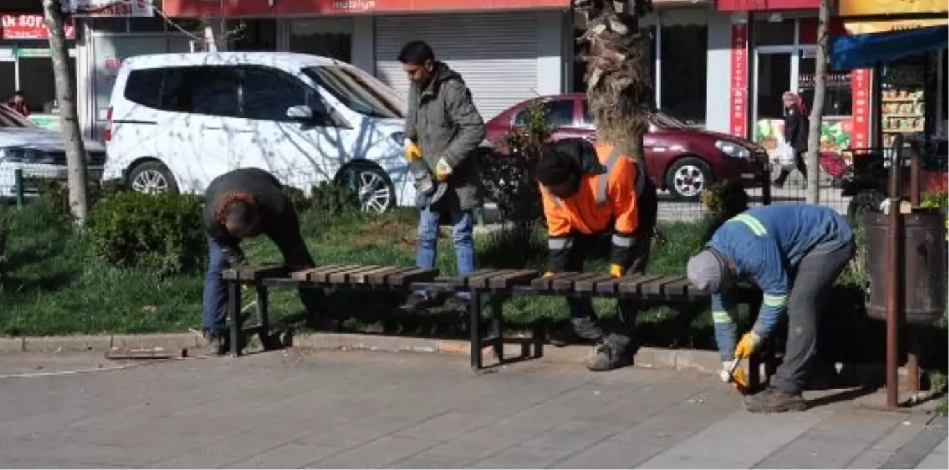 İslahiye\'de koronavirüs tedbirleri kapsamında banklar kaldırıldı