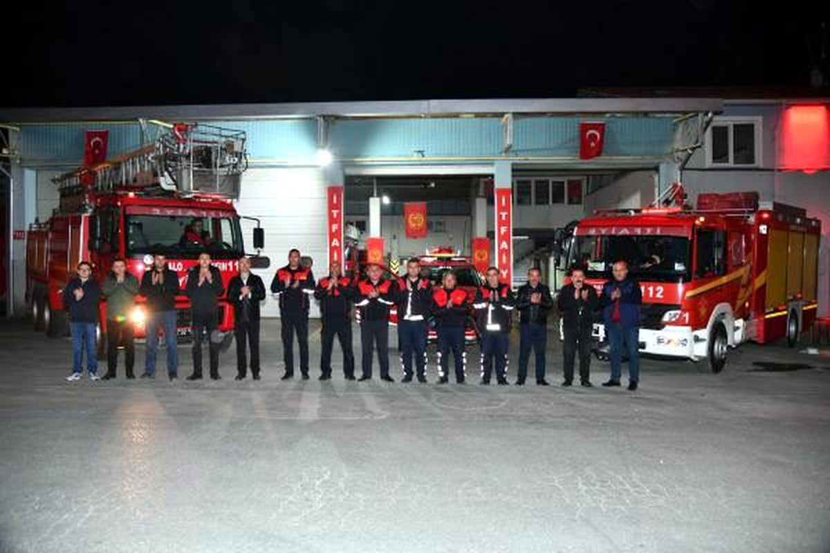 Isparta\'da sağlık çalışanlarına sirenli, alkışlı destek