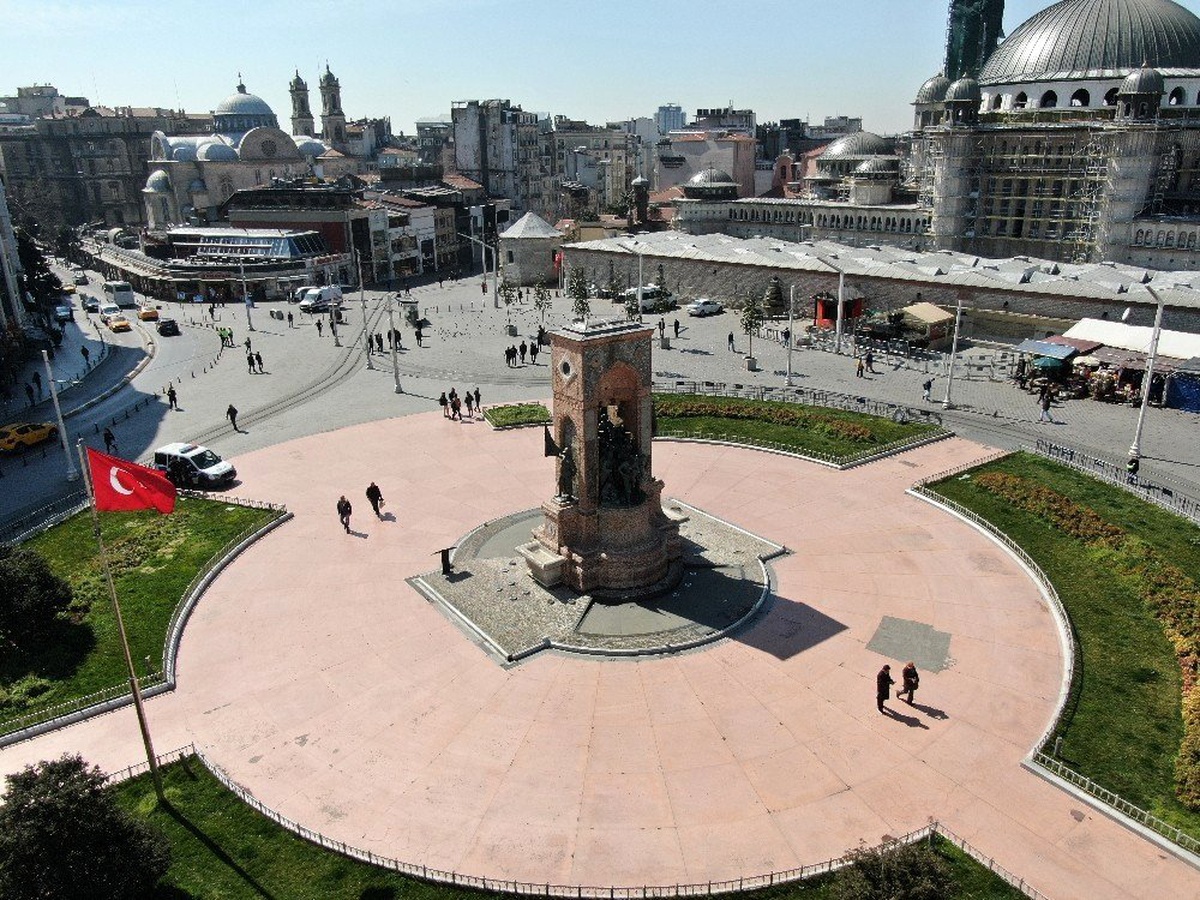 İstanbul\'un sahilleri ve meydanları boş kaldı