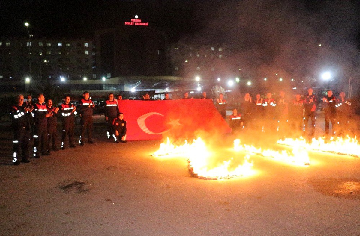İtfaiyecilerden sağlık çalışanlarına sirenli, alkışlı destek