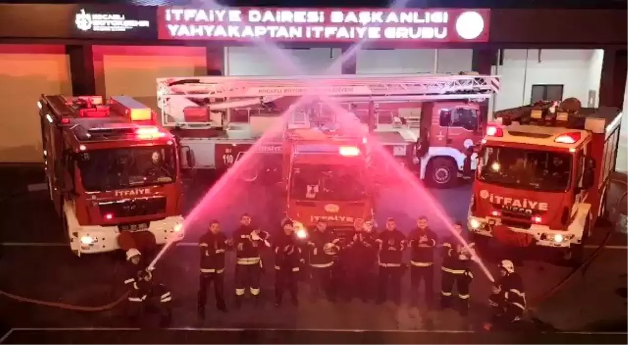 İtfaiyecilerden sağlık çalışanlarına sirenli destek