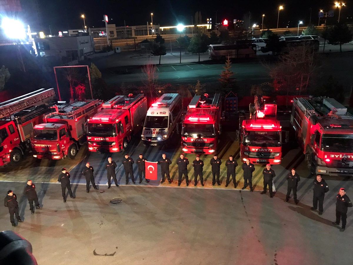 İtfaiyecilerden sağlıkçılara "alkışlı ve sirenli" destek