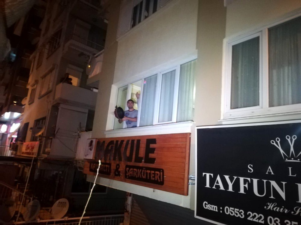 İzmir\'de sağlık çalışanlarına alkışlı destek