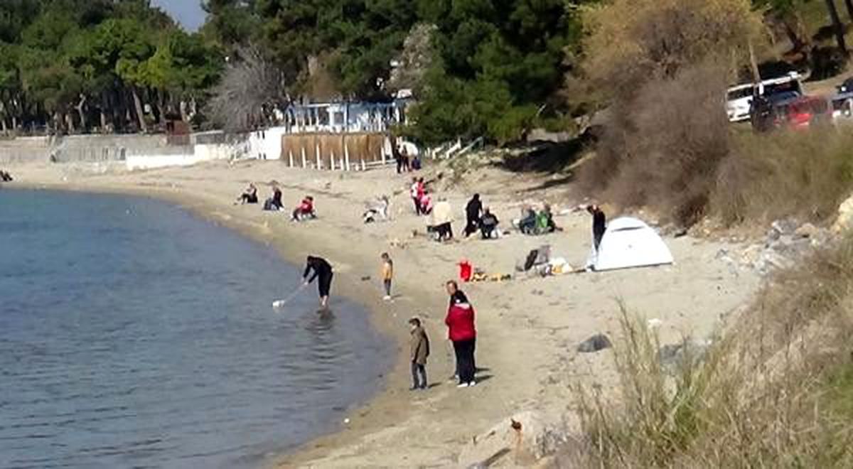 Kapalı kahvehanede masaların üzerine oturdular, sahilde çadır kurdular