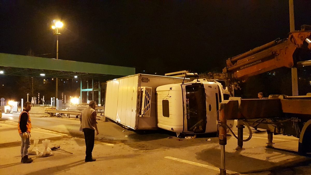 Kocaeli\'de gişe bariyerine çarpan yumurta yüklü kamyon devrildi