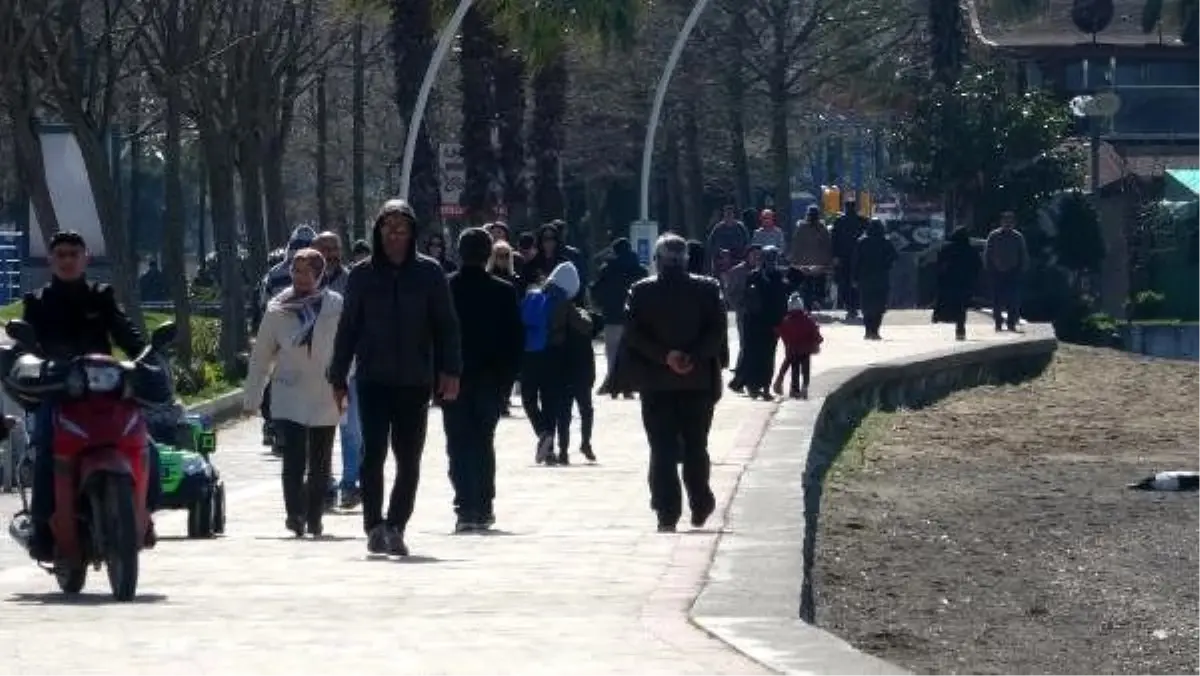 Koronavirüs uyarılarına aldırış etmeyip, sahillere akın ettiler