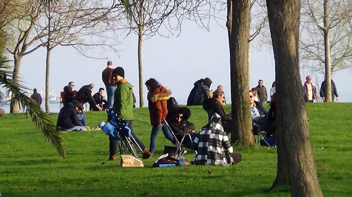Koronavirüs salgınına aldırmayan vatandaşlar, İstanbul\'daki sahillere akın etti