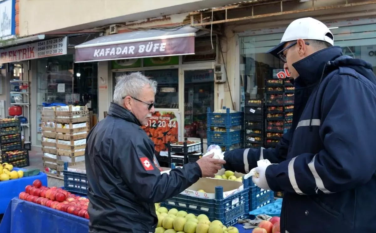 Lapseki\'de belediye ekipleri pazarcı esnafa eldiven dağıttı