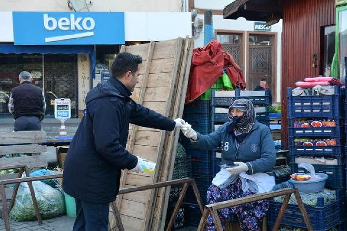 Lapseki\'de halk pazarında esnaf ve vatandaşa eldiven dağıtıldı