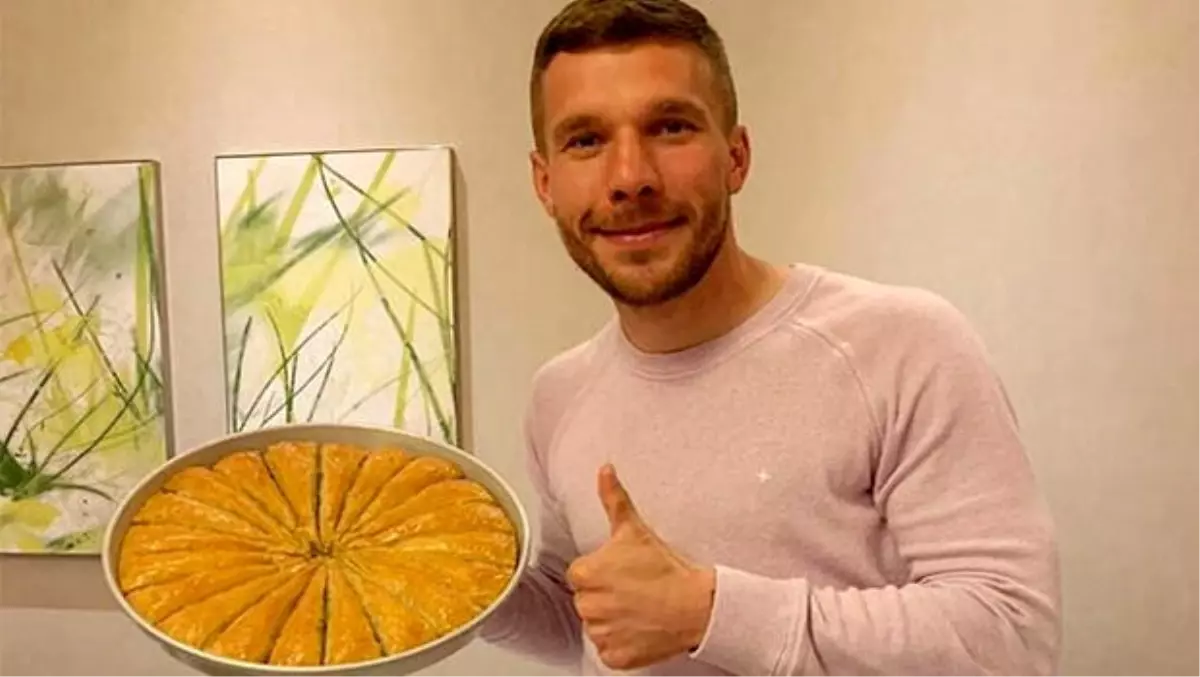 Lukas Podolski\'den Gaziantep baklavasıyla \'evde kal\' çağrısı