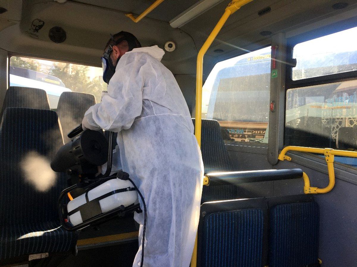 Maltepe\'de hatlı minibüsler korona virüsüne karşı ilaçlı su ile dezenfekte edildi