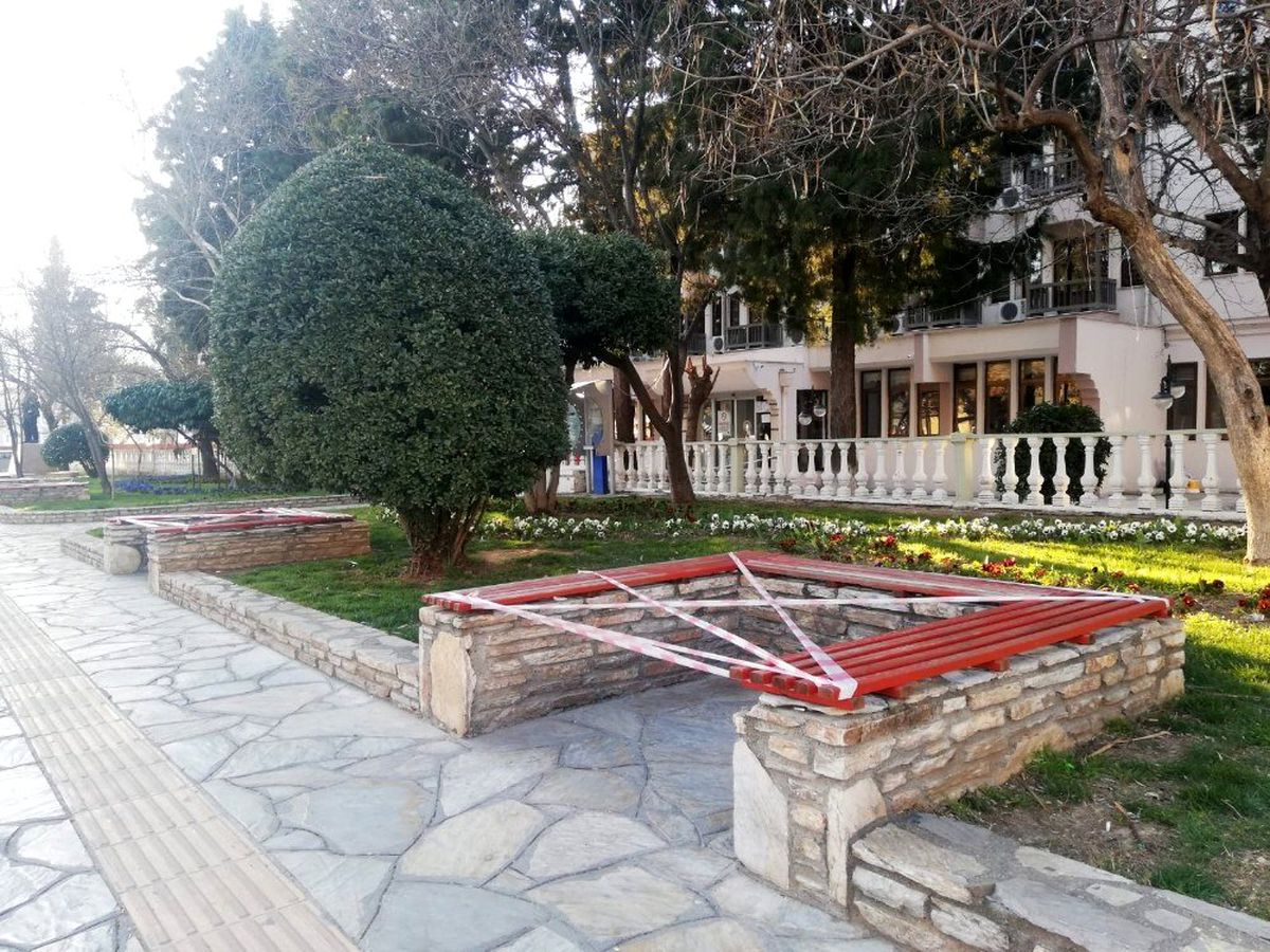 Menteşe\'de banklara emniyet şeridi çekildi