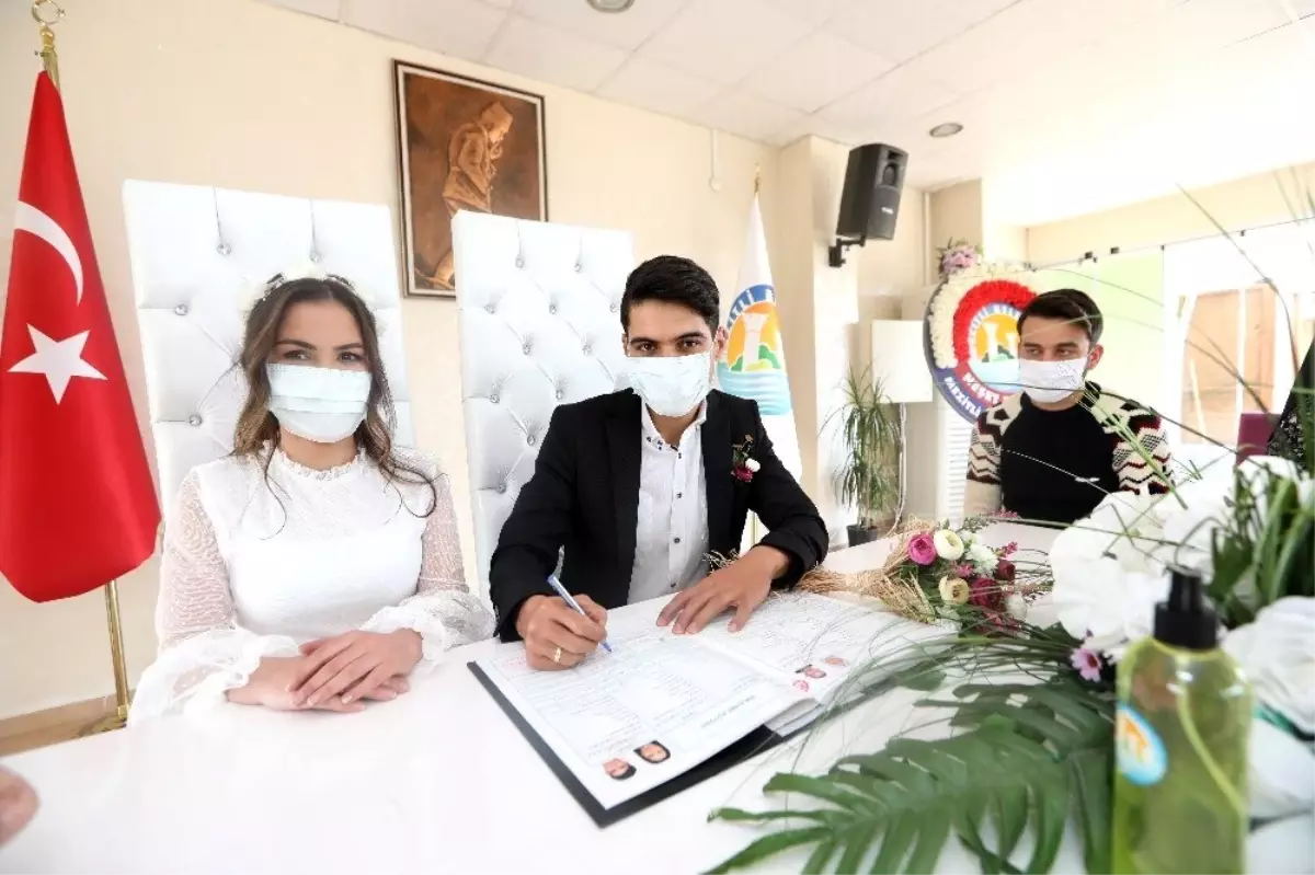 Mersin\'de maskeli nikah