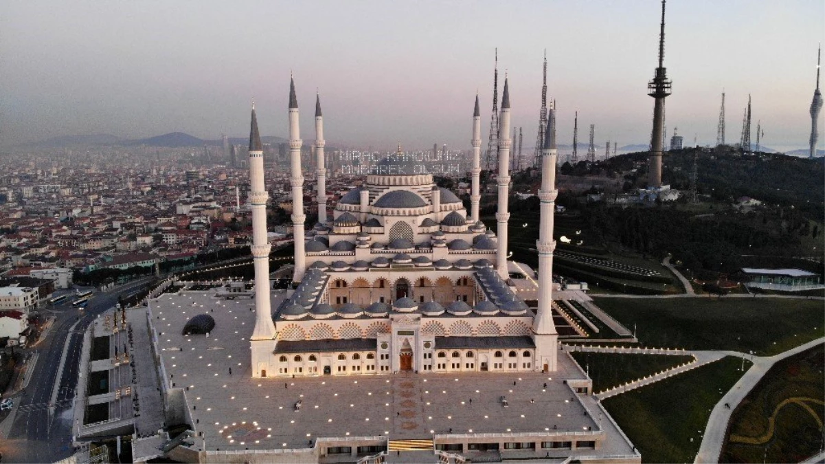 Miraç Kandili\'nde korona virüs tedbirleri kapsamında kapatılan Çamlıca Camii havadan görüntülendi