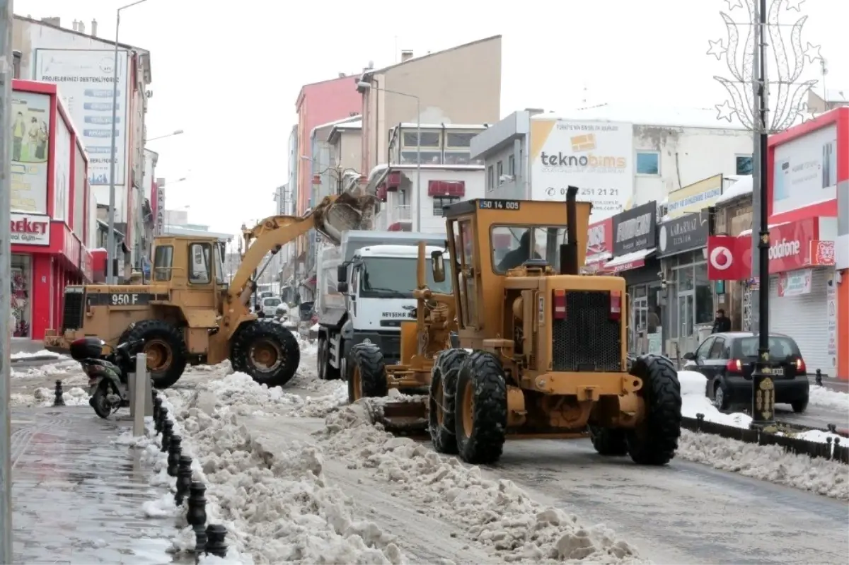 Nevşehir\'de Cadde ve sokaklarda kar temizliği çalışmaları sürüyor