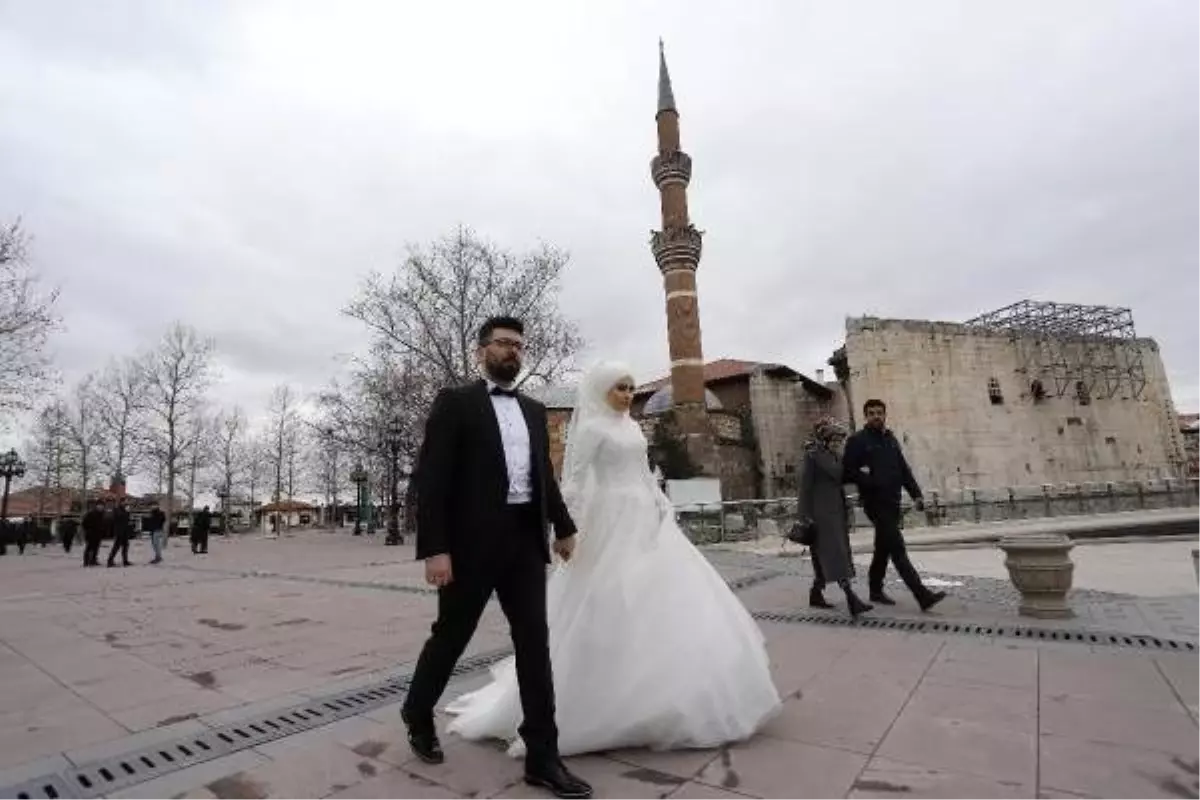 Nikahtan sonra türbede salgından kurtulmak için dua ettiler