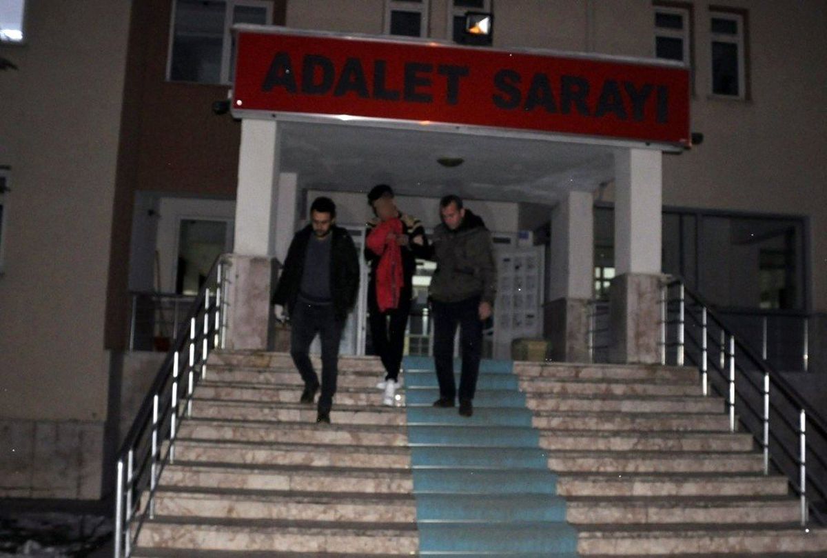 Otobüste eroinle yakalananlardan 1\'i tutuklandı