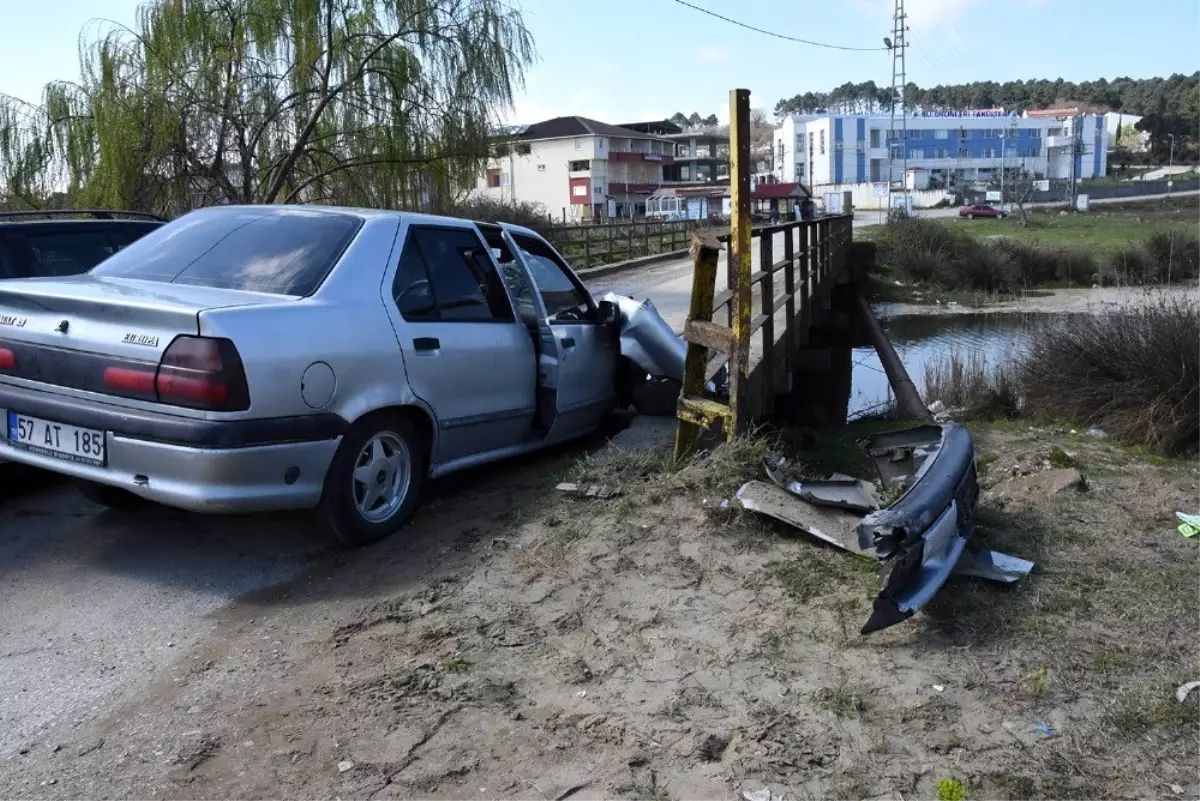 Otomobil köprü korkuluklarına çarptı: 2 yaralı