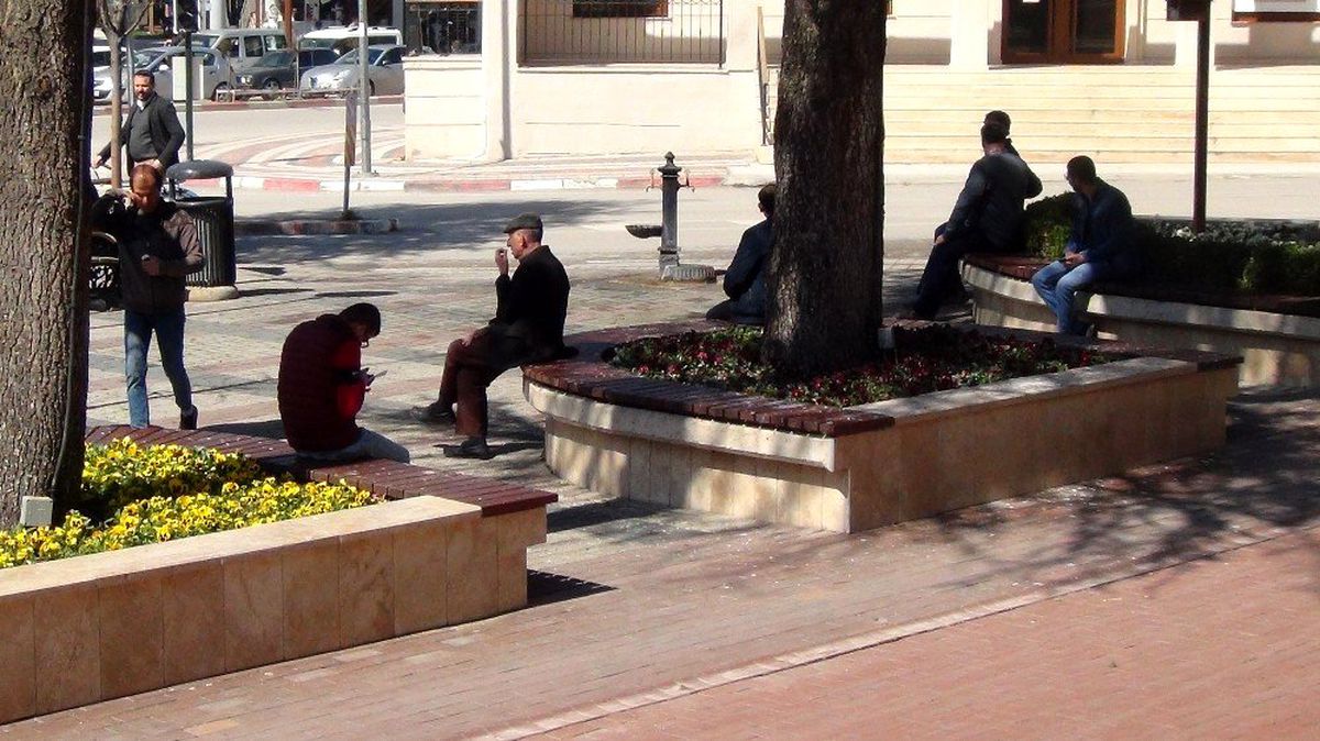 Oturma bankları şeritle kapatıldı!