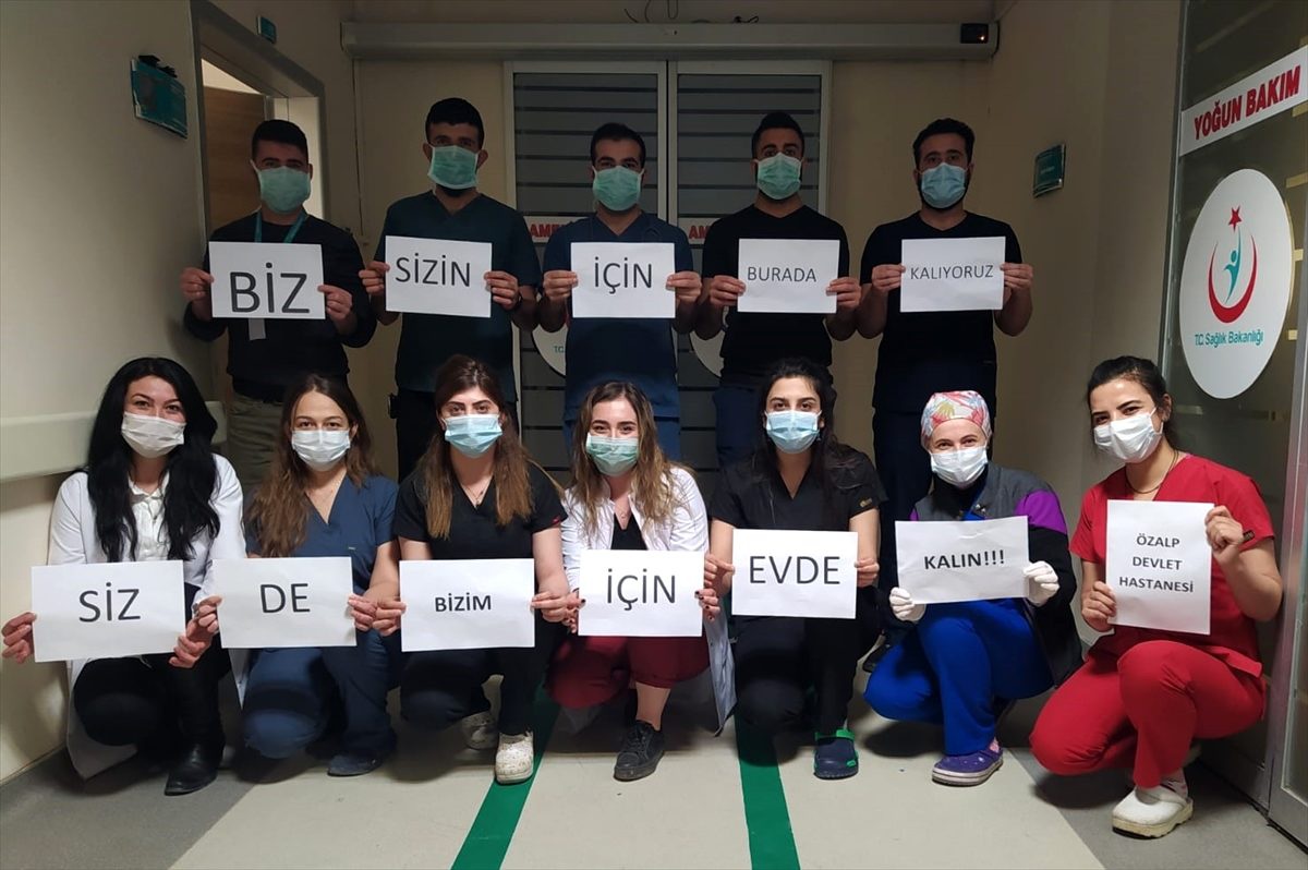 Özalp\'ta sağlıkçılardan vatandaşlara "evde kal" çağrısı