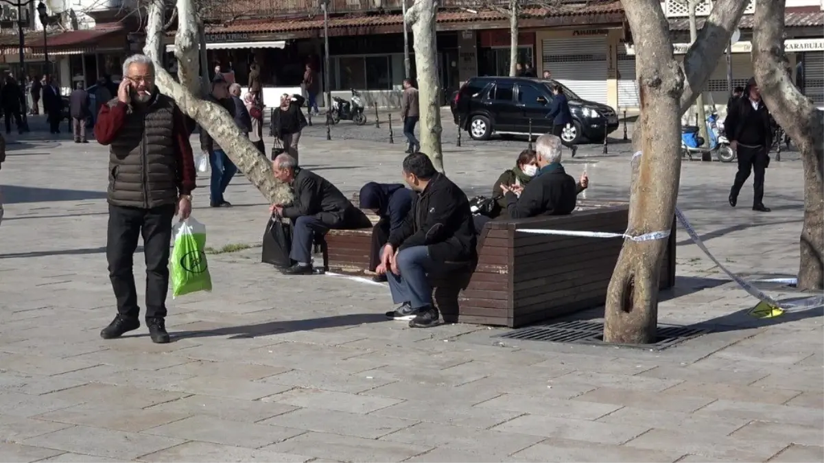 (Özel) Banklara oturan yaşlı vatandaşlara seyyar satıcıdan örnek \'Korona\' tepkisi