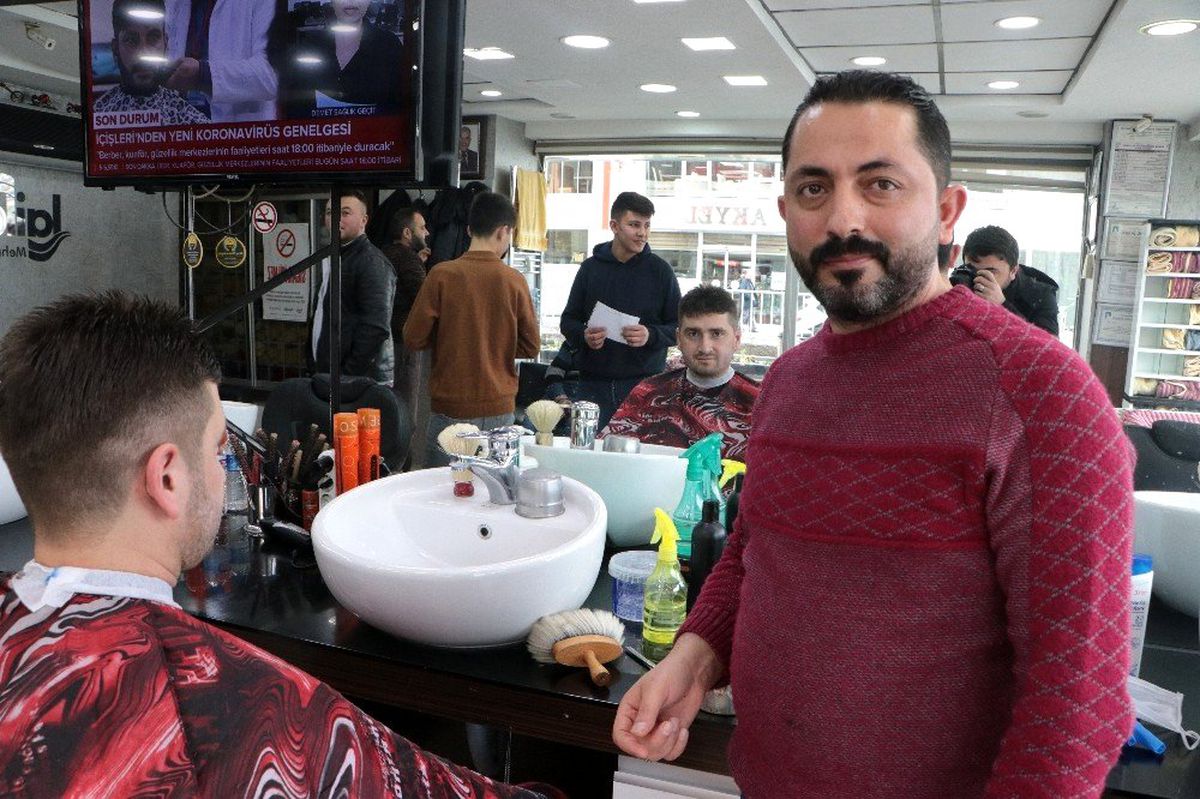 (Özel) Kayserili berber dışarı çıkanları böyle uyardı