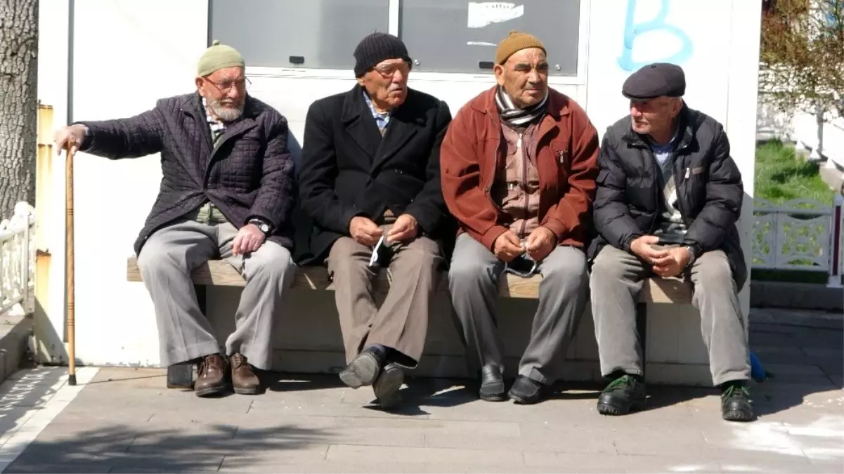 (Özel) Korona virüsüne aldırış etmeyip caddelere akın ettiler