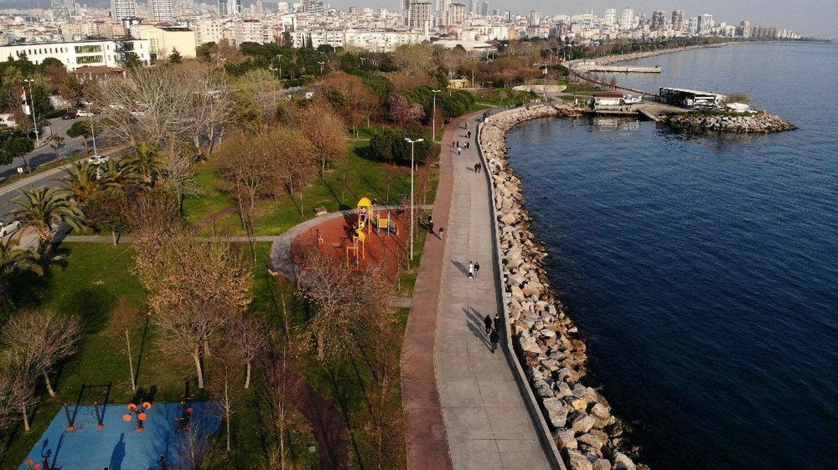 (Özel) Koronaya aldırmadan sahile akın eden vatandaşlar havadan görüntülendi