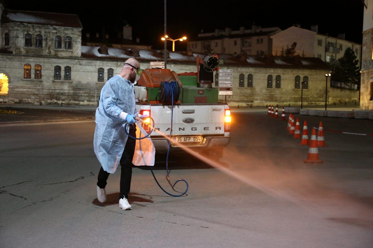 Sivas\'ta cadde ve sokaklar koronavirüse karşı ilaçlandı