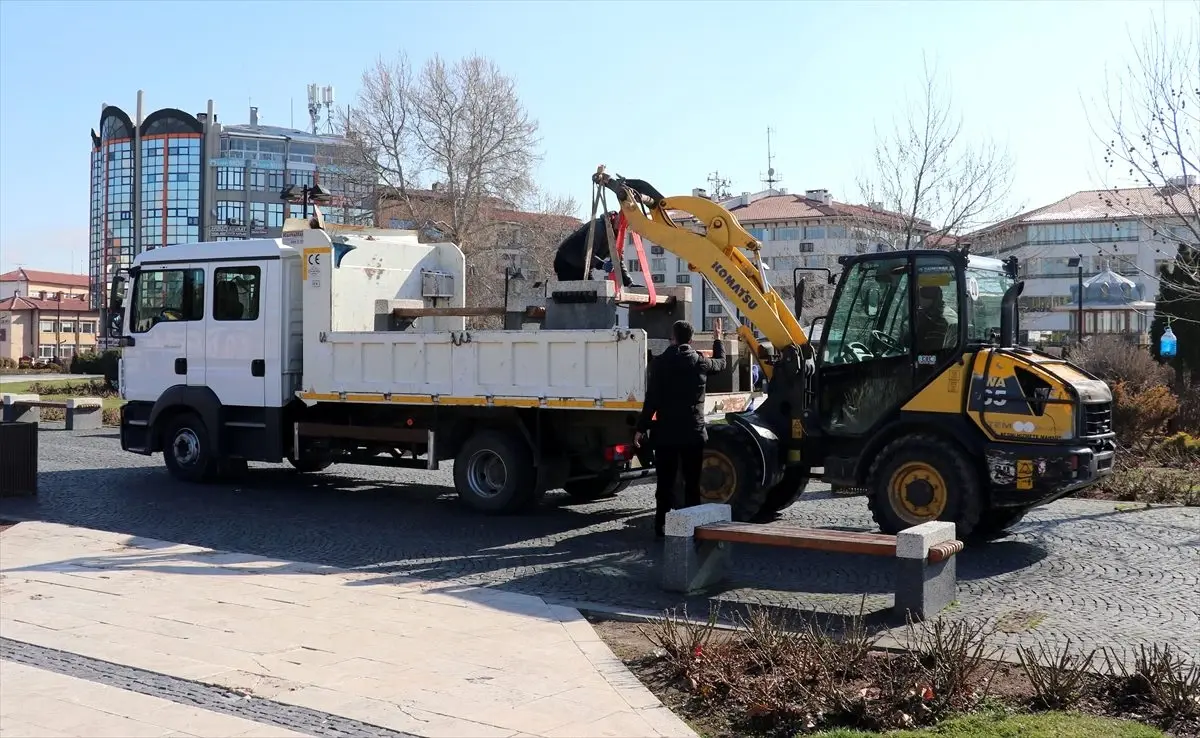 Sivas\'ta Kovid-19 önlemleri kapsamında kent meydanındaki banklar kaldırıldı