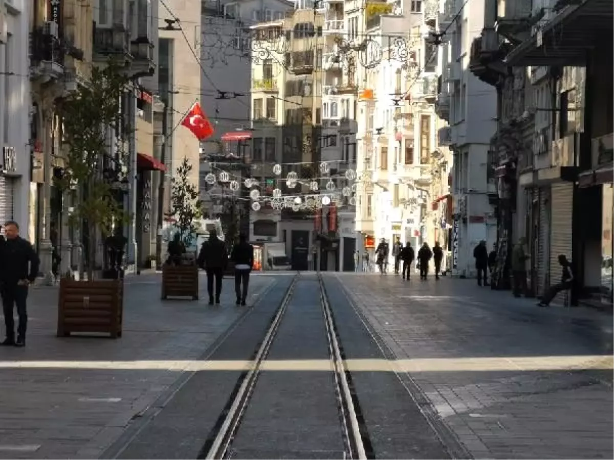 Taksim Meydanı ve İstiklal Caddesi\'nde koronavirüs sessizliği