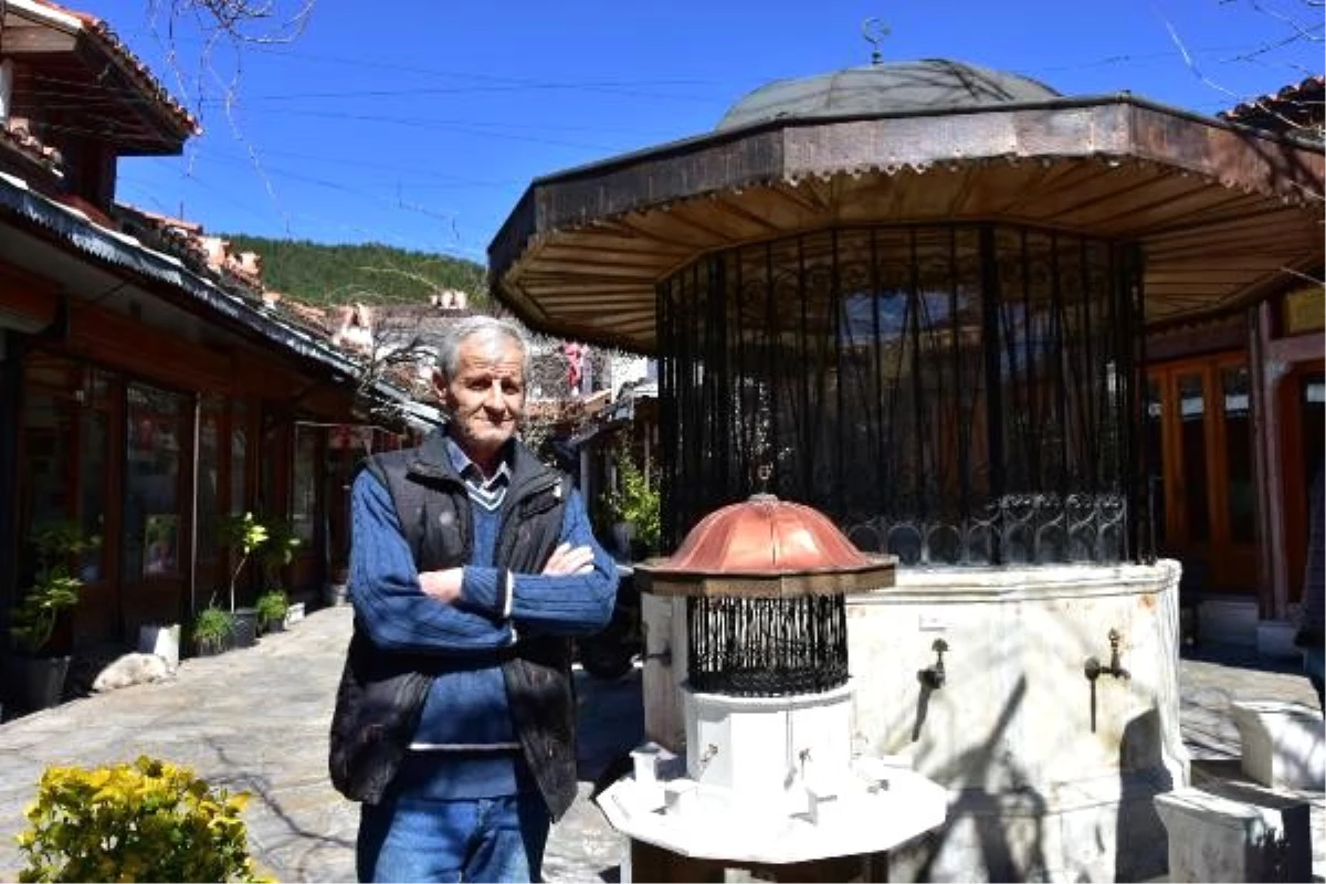 Tarihi Arasta Çarşısı\'ndaki şadırvanın maketini yaptı