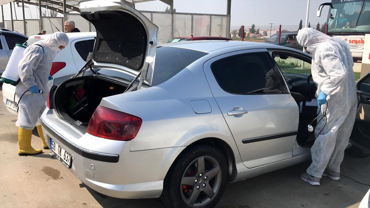 Tekirdağ\'da bir akaryakıt istasyonu, araçları ücretsiz dezenfekte ediyor