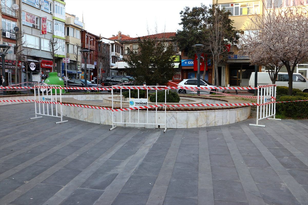 Tekirdağ\'da çiçekliklerdeki banklar, bariyer ve şeritle çevrildi