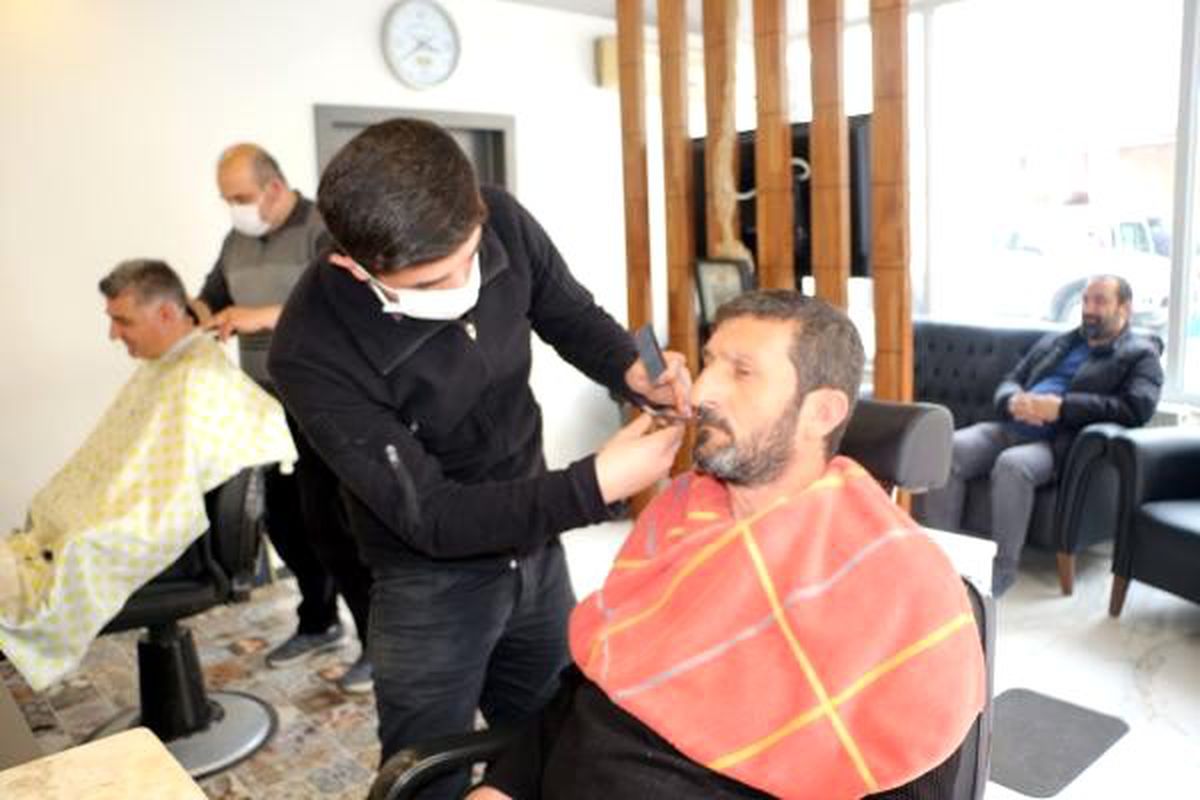 Tokat\'ta, berberlerde koronavirüs yoğunluğu
