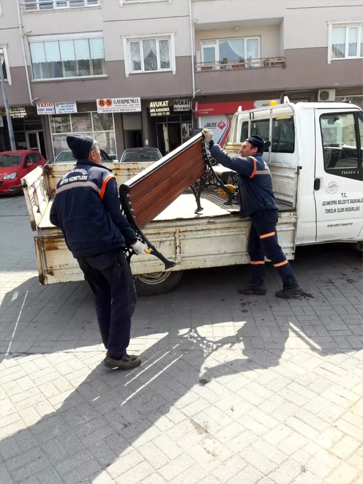 Uzunköprü\'de koronavirüs tedbirleri kapsamında banklar kaldırıldı