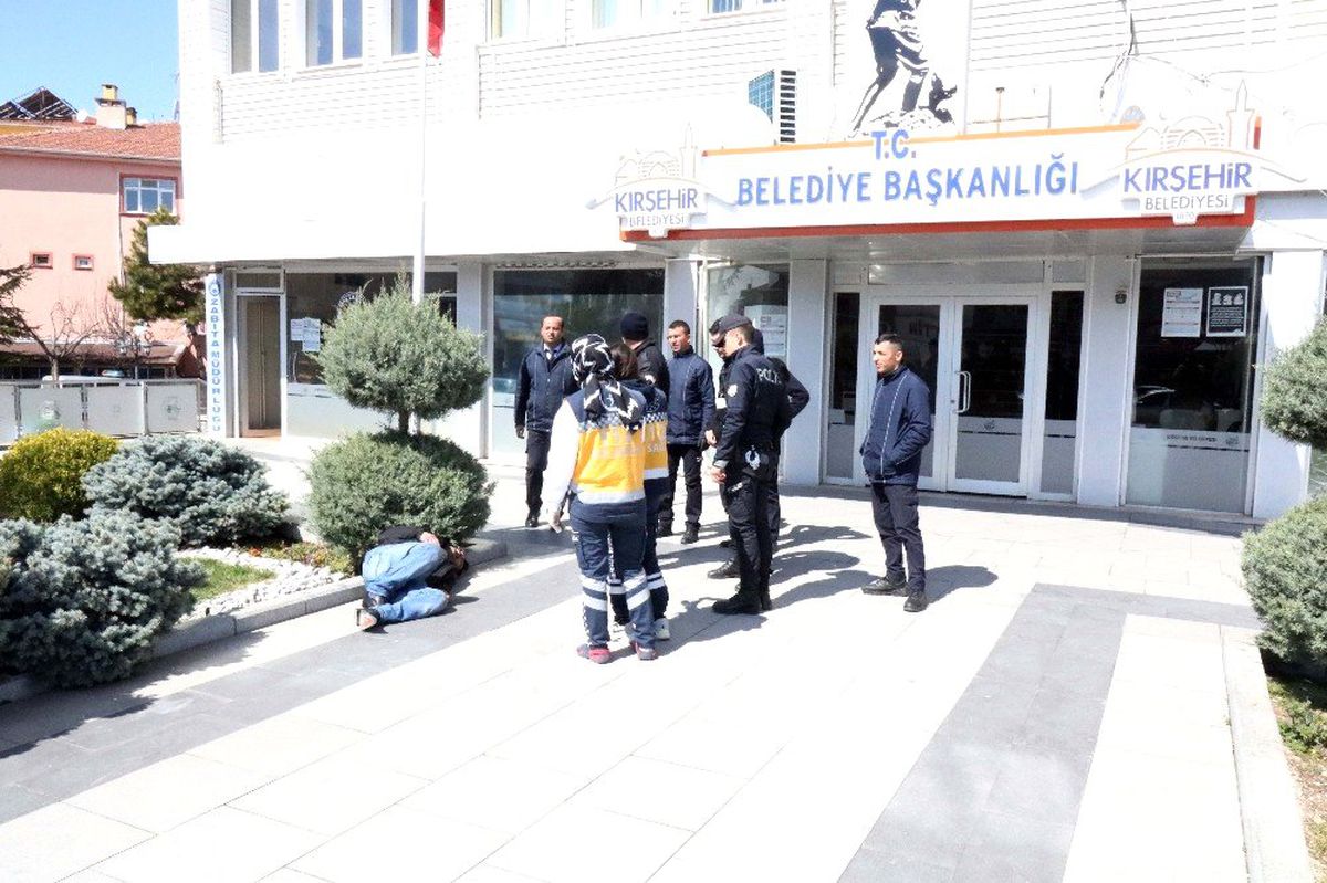 \'Virüs var\' diyen alkollü şahıs, sağlıkçıların talebini reddetti