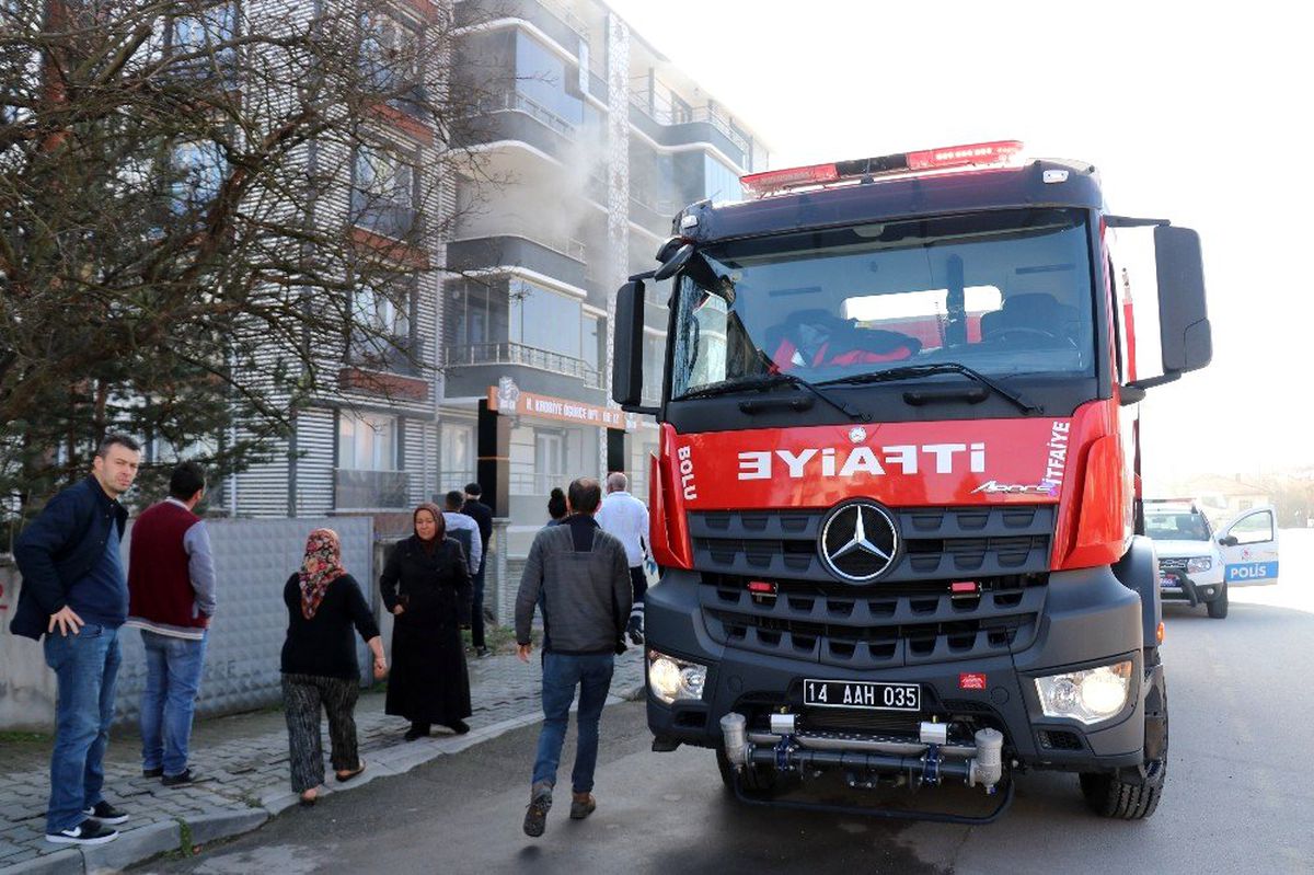 Yangında mahsur kalanları itfaiye kurtardı