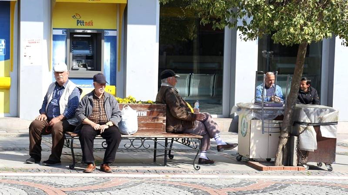 Yaşlı ihbar hattı \'Alo 153\': Sokaktaki 65 yaş üstü vatandaşları bildirmek için ihbar hattı açıldı