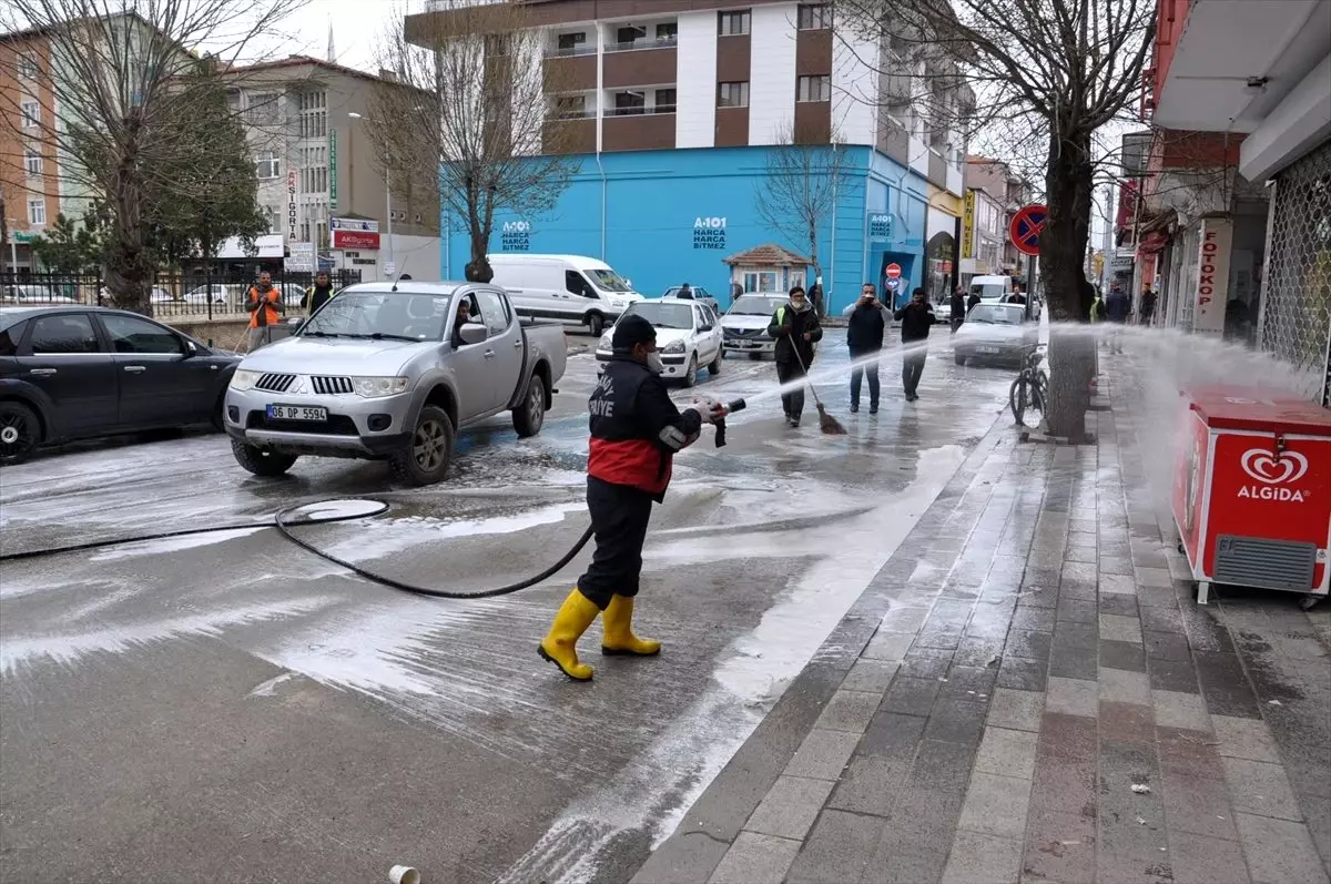 Yerköy Belediyesi cadde ve sokakları yıkadı