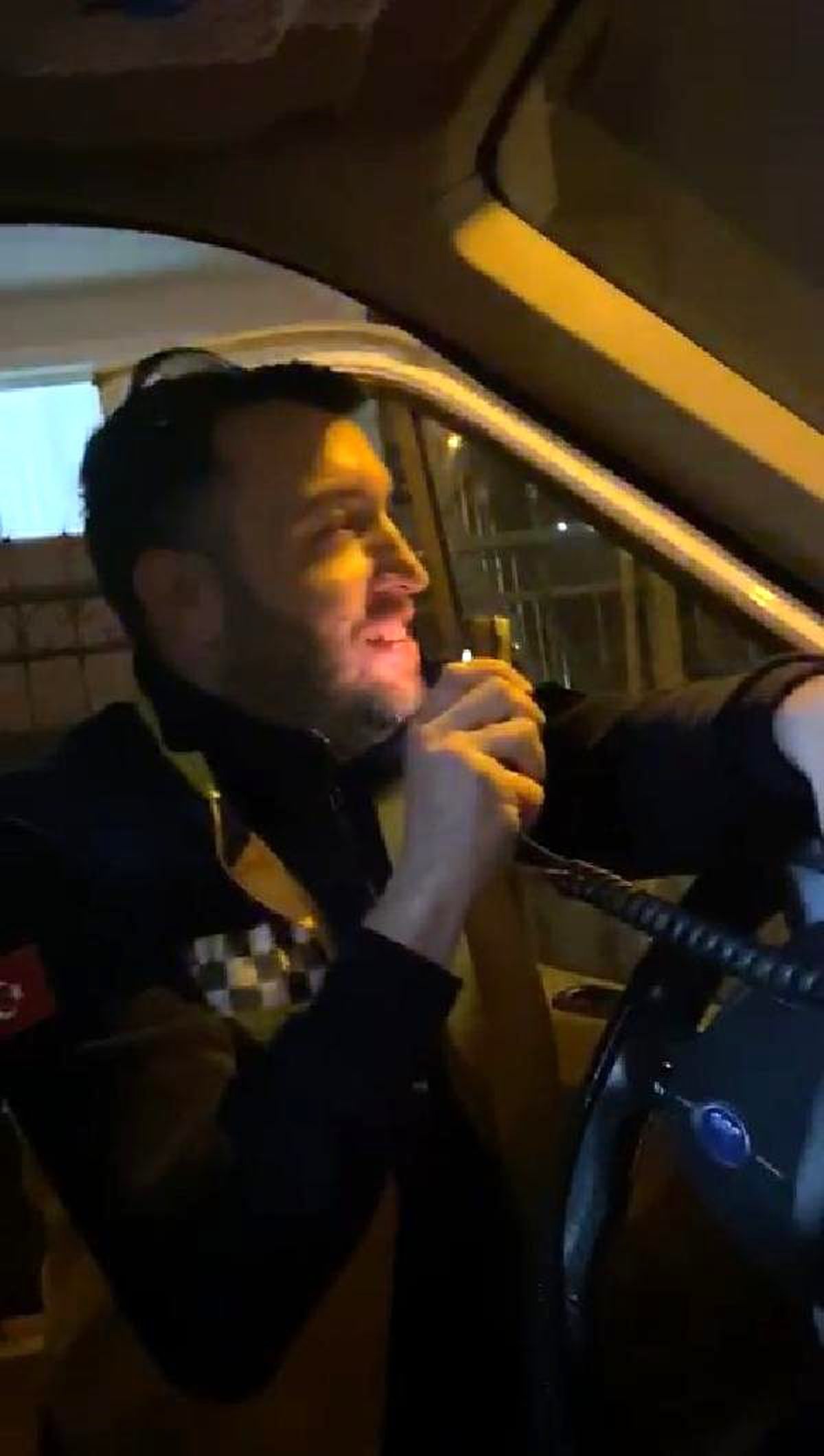 112 Acil ekibi, kendilerini alkışlayanlara megafonla teşekkür etti