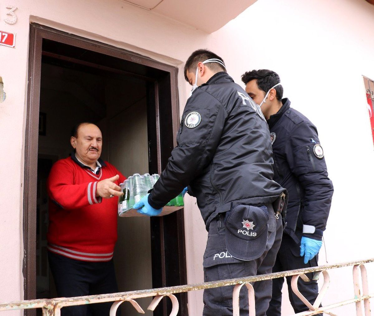 112\'yi arayıp maden suyu istedi