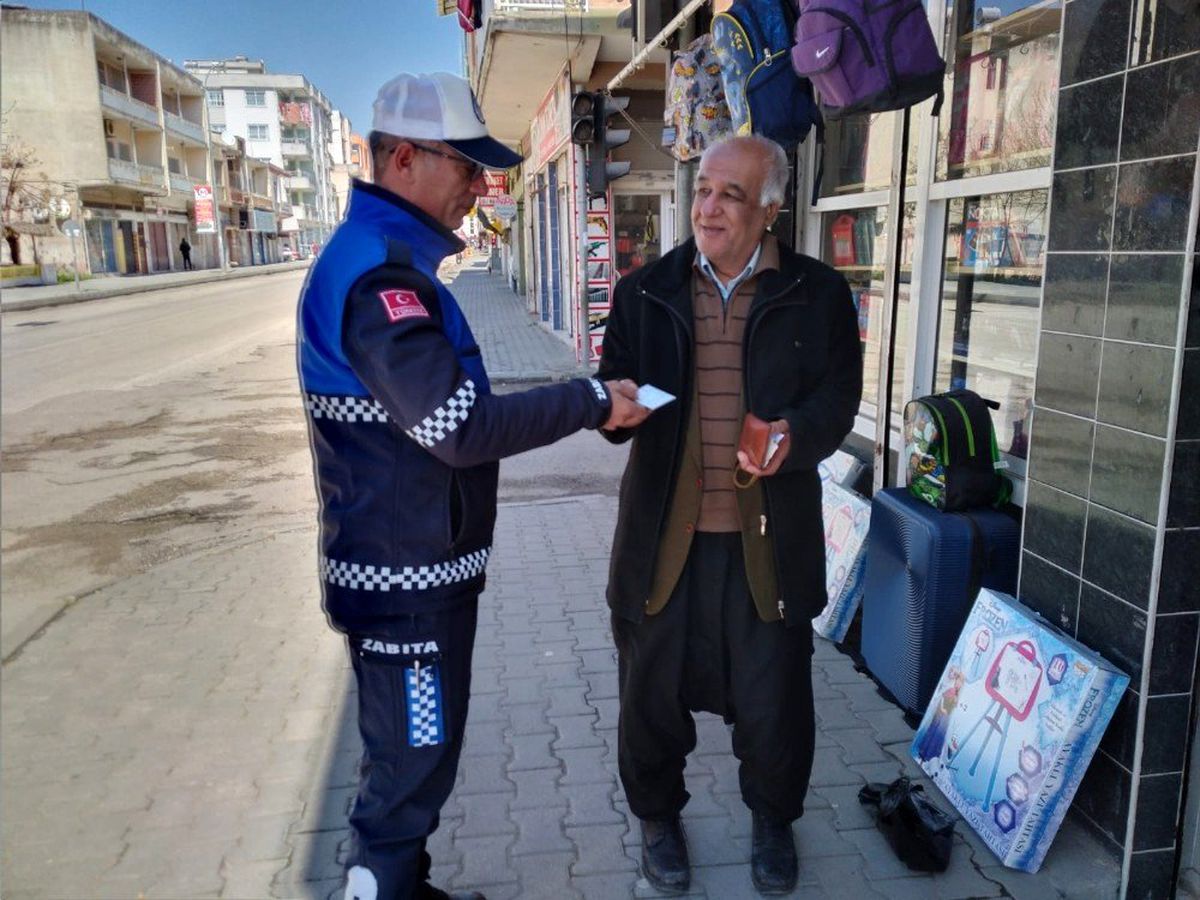 2 saatlik denetimde 65 yaş üstü 100 kişi evlerine gönderildi