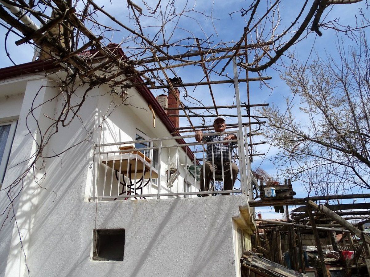 65 yaş üstü balkonlarda