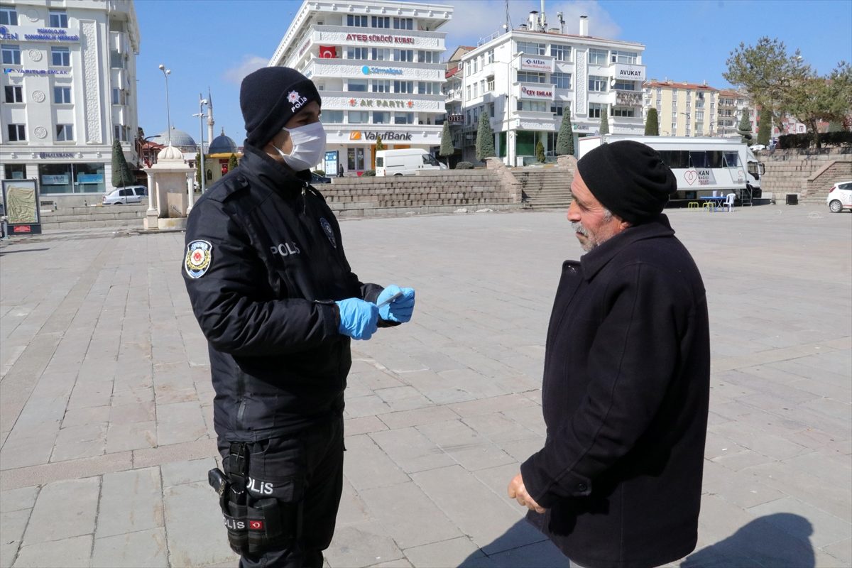 65 yaş ve üstü vatandaşların sokağa çıkmalarının sınırlandırılmasına başlandı