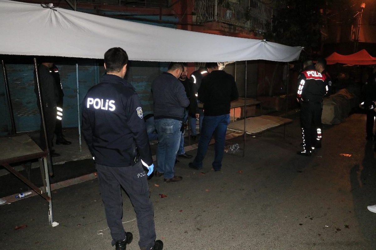 Adana\'da pazar yerinde silahlı bıçaklı kavga: 1 ölü, 2 yaralı