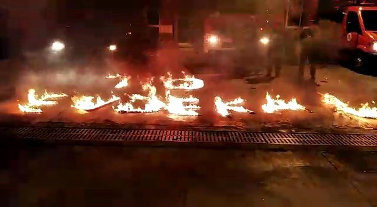 Adıyaman\'da itfaiye ekipleri ateşle \'evde kal\' yazdı